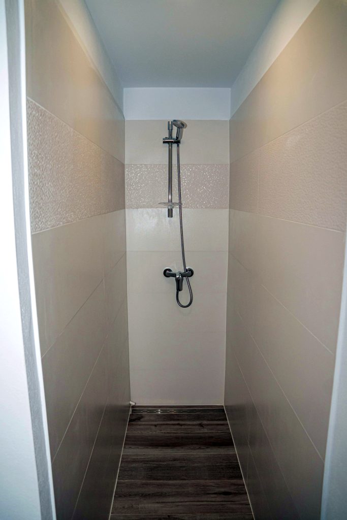 Walk-in shower in Cordial