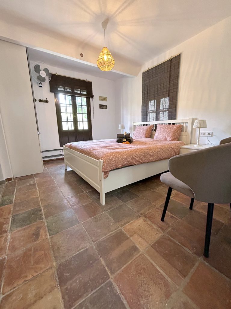 Room with seating area in Cordial