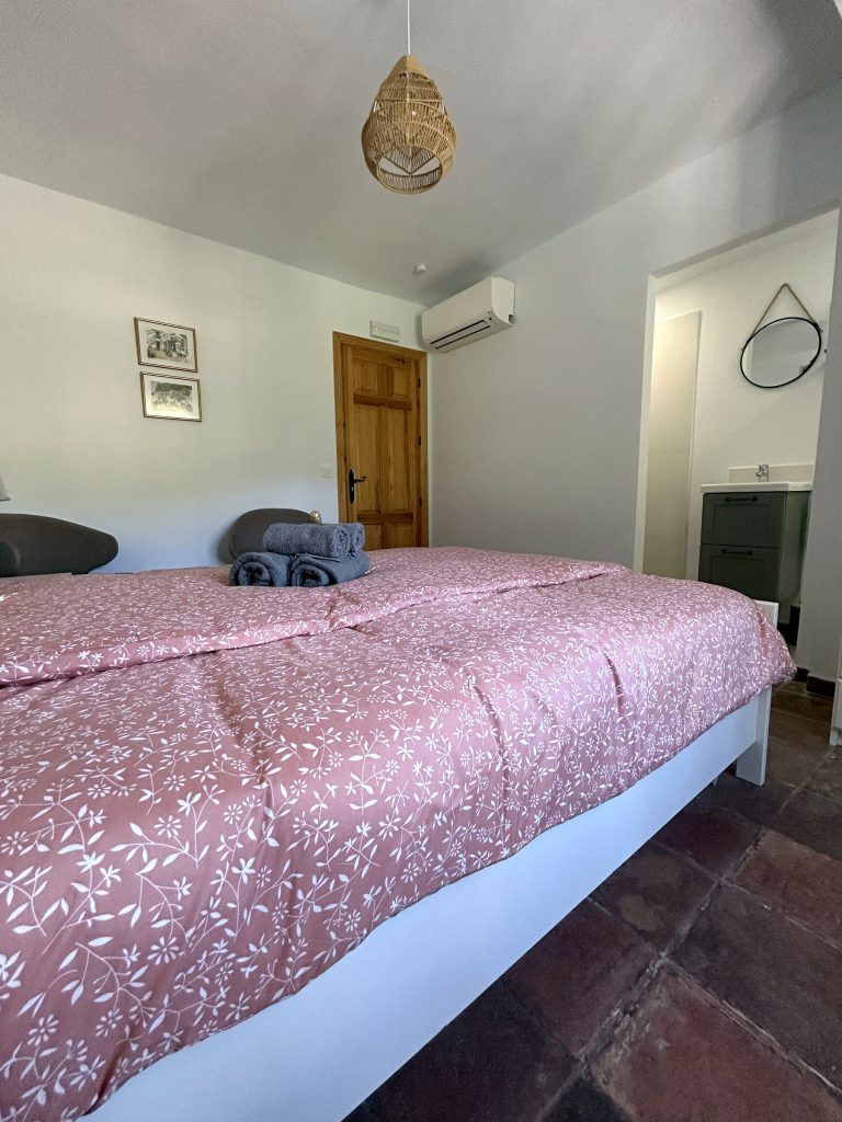 Side view of the bed in Cordial