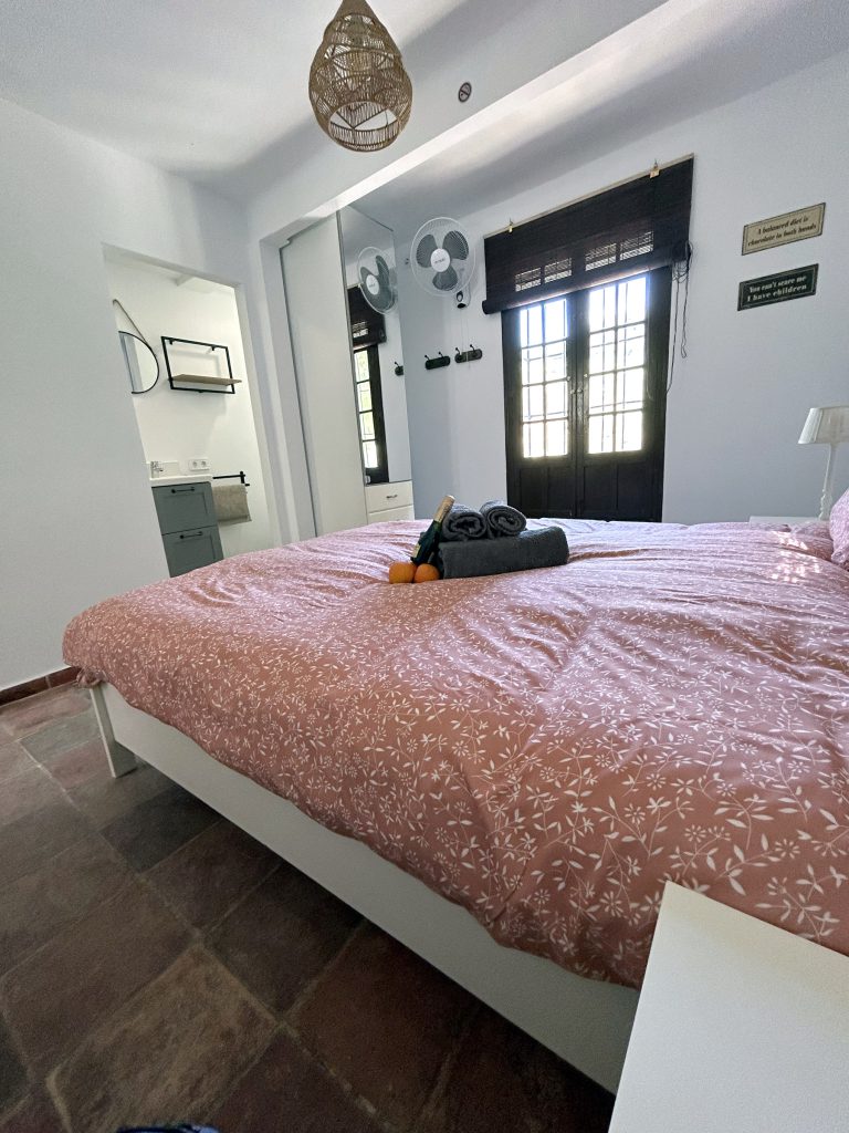 Room facing the window in Cordial