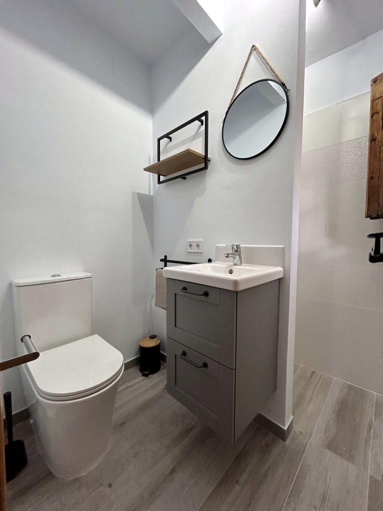 Bathroom with washbasin in Matinata