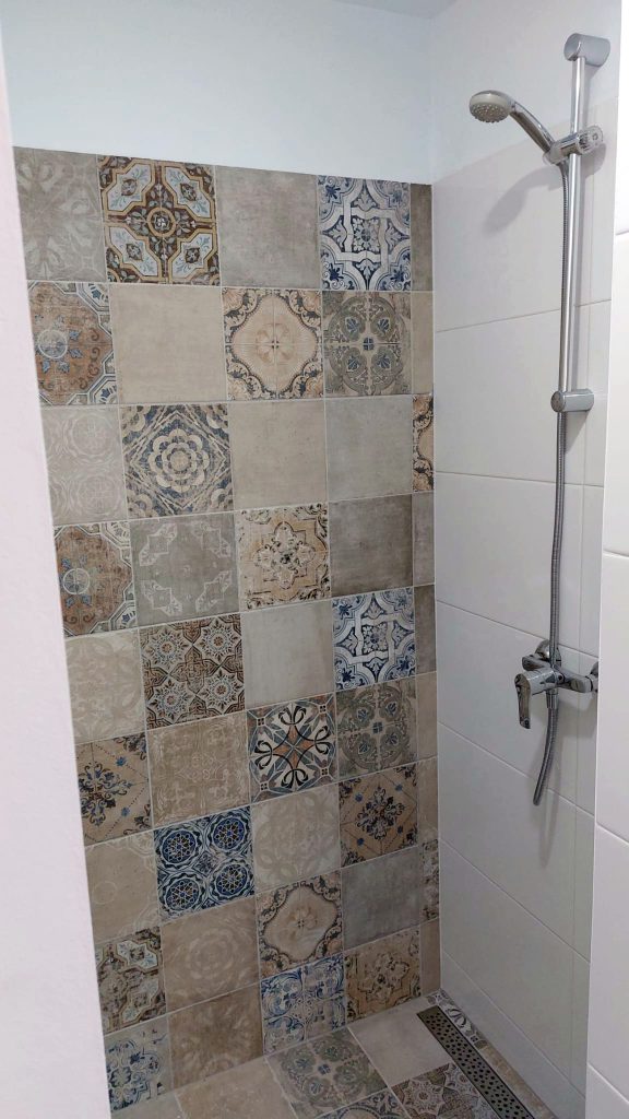 Tiled shower in Rigoletto