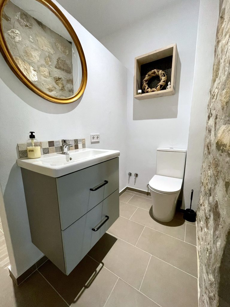 Washbasin and toilet in Señorita