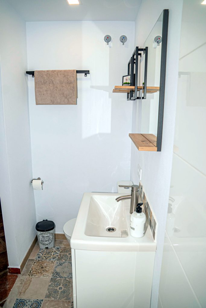 Washbasin and bathroom in Studio Cigarillo
